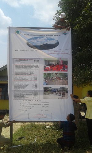 TRANSPARANSI ANGGARAN, PEMDES KENERAK PASANG BALIHO ANGGARAN KEUANGAN DESA