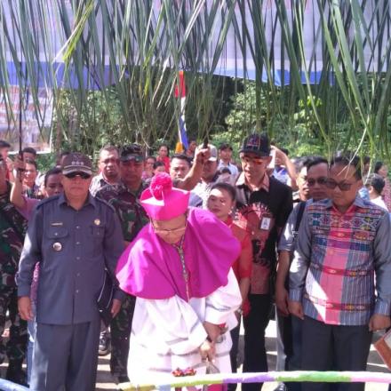 USKUP SINTANG BERKATI GEREJA SANTA MARIA IMACULATA DESA NANGA LEMEDAK